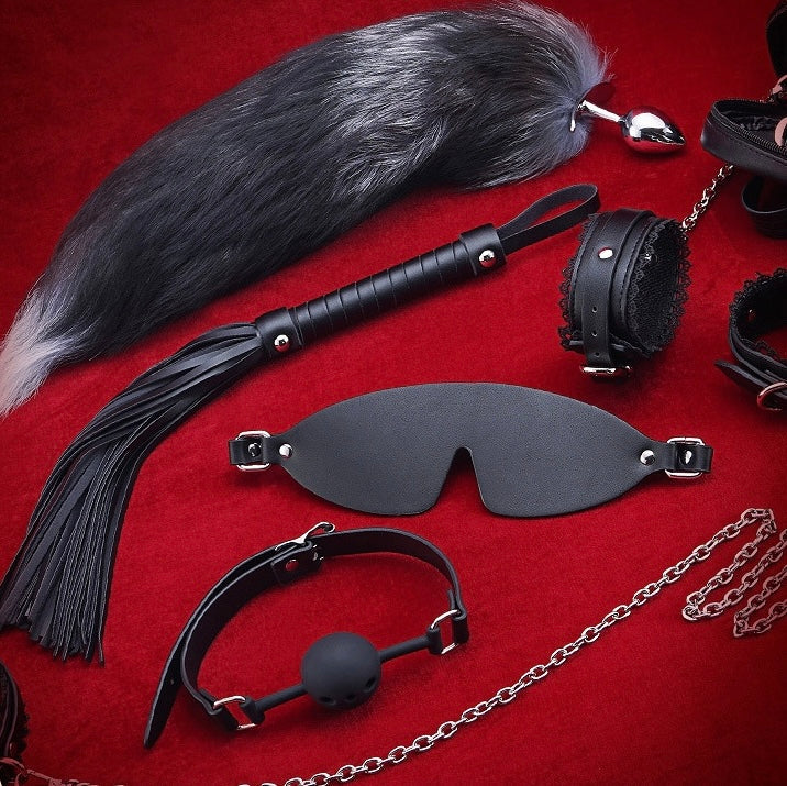 Lussuoso set bondage in pelle da 8 pezzi