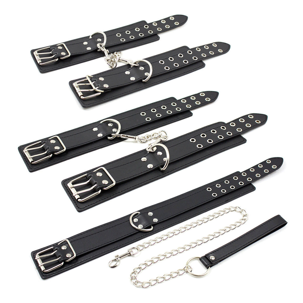 Set bondage in pelle con rivetti