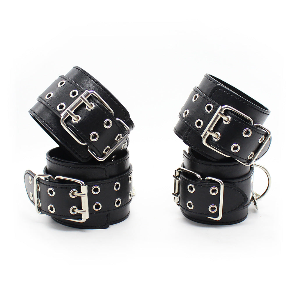 Set bondage in pelle con rivetti