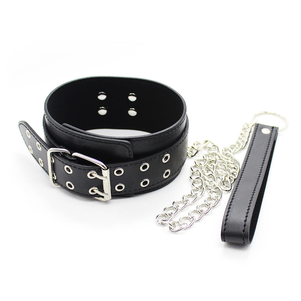Set bondage in pelle con rivetti