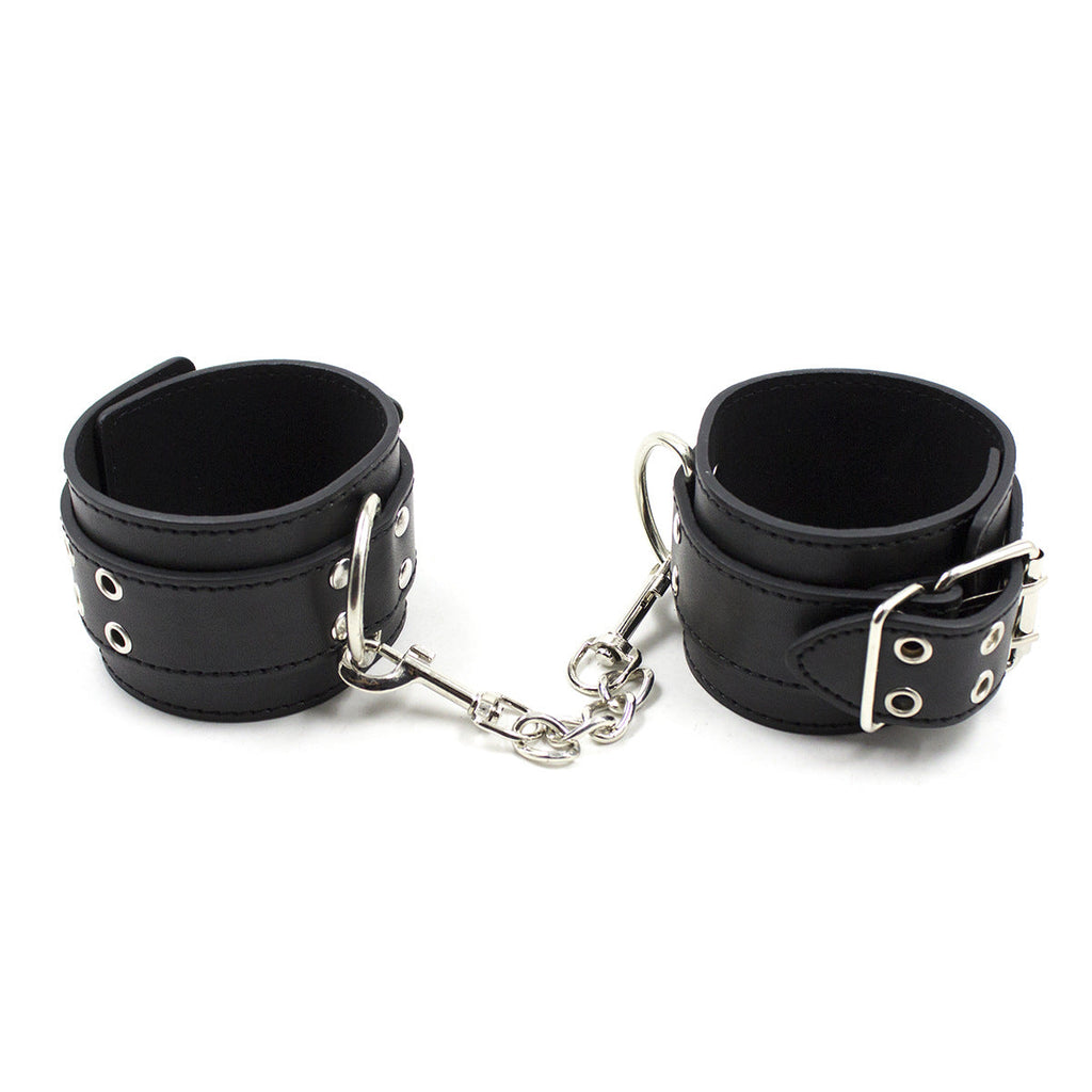 Set bondage in pelle con rivetti