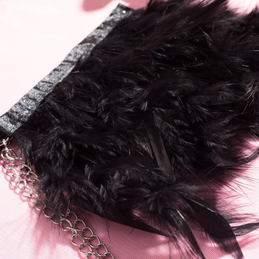 Completo Lingerie Noir Opulence in Pizzo con Dettagli in Piume ADEA