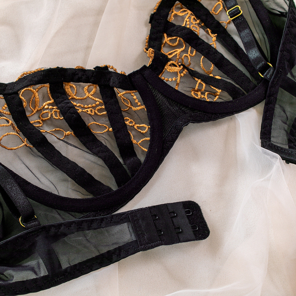 Set di Lingerie in Tulle Nero Dorato – Abbraccio Dorato ADEA